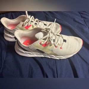EUC Puma tennis shoes woman’s size 9
